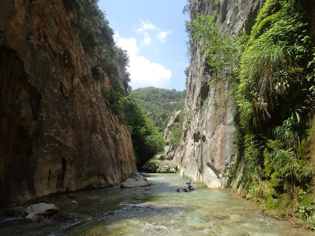 Barranc del forat del bulí a la baronia del rialb amb guia