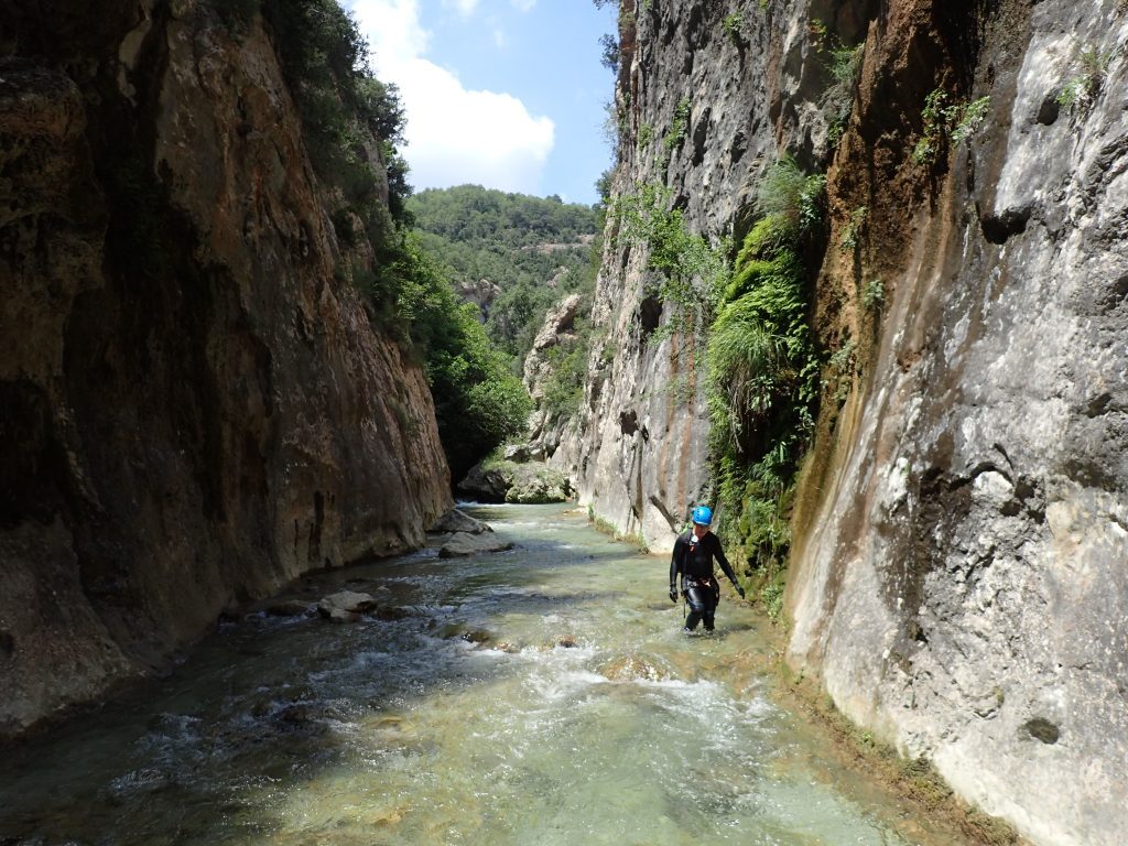 Barranc del forat del bulí a la baronia del rialb amb guia